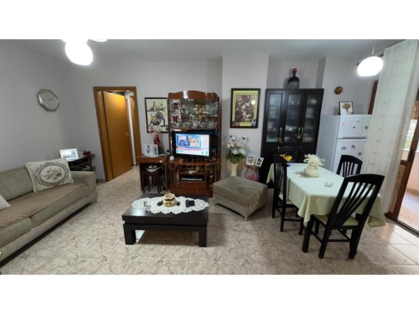 Tirane, jepet me qera apartament 1+1+Ballkon Kati 2, 89 m² 450 € (Rruga e Bogdaneve)