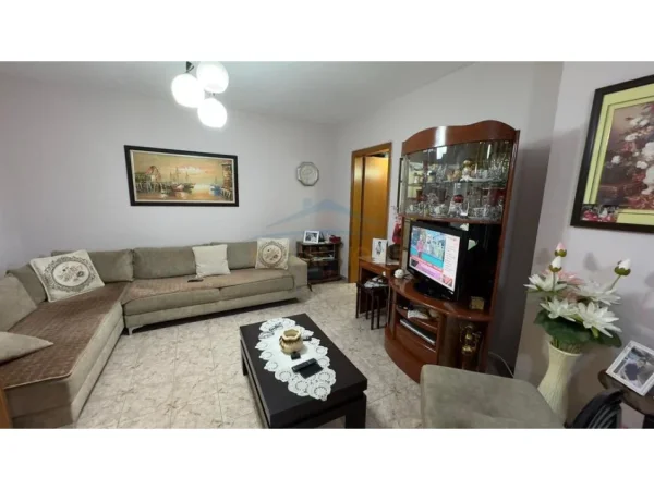 Tirane, jepet me qera apartament 1+1+Ballkon Kati 2, 89 m² 450 € (Rruga e Bogdaneve)