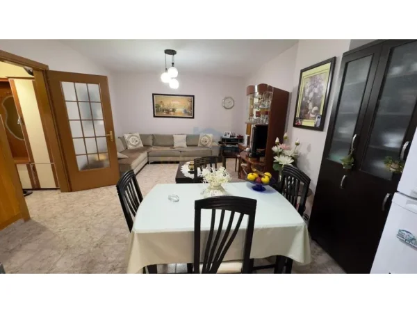 Tirane, jepet me qera apartament 1+1+Ballkon Kati 2, 89 m² 450 € (Rruga e Bogdaneve)