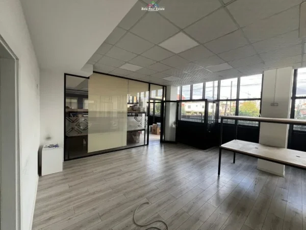Tirane, jepet me qera zyre Kati 0, 280 m² 2.100 € (rruga albanopoli)