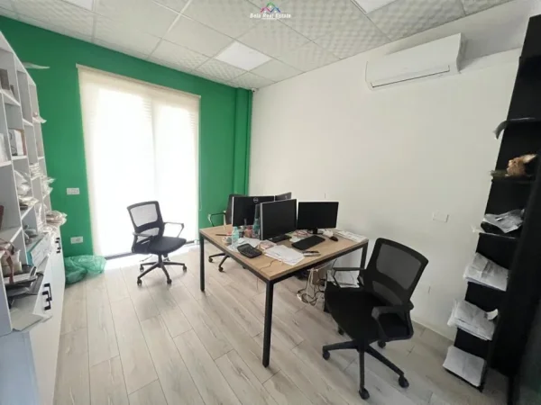Tirane, jepet me qera zyre Kati 0, 280 m² 2.100 € (rruga albanopoli)