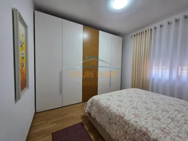 Tirane, jepet me qera apartament 3+1+3+Ballkon Kati 2, 250 m² 1.800 € (Touch of The Sun)