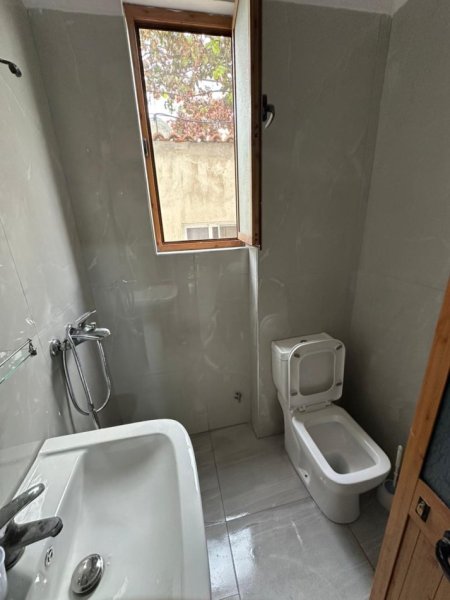 Tirane, jepet me qera apartament 1+1 Kati 2, 65 m² 380 € (Pasticeri Nela Vila L Astir)