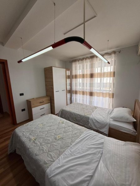 Tirane, jepet me qera apartament 2+1+Ballkon Kati 3, 750 € 