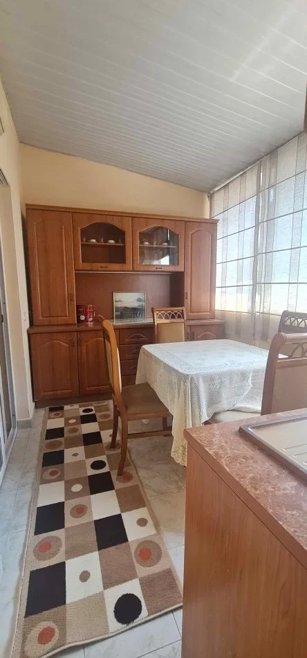 Tirane, jepet me qera apartament 3+1 Kati 2, 100 m² 50000 Lek (Rruga Dritan Hoxha)