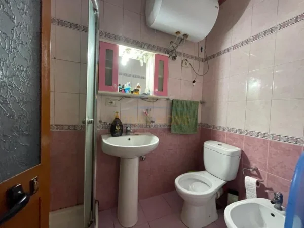 Tirane, shitet apartament 2+1+Ballkon Kati 6, 92 m² 128.000 € (Kinostudio)