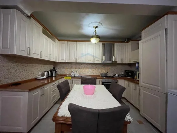 Tirane, shitet apartament 2+1+Ballkon Kati 6, 92 m² 128.000 € (Kinostudio)