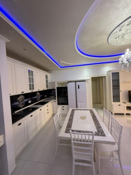 Tirane, jepet me qera apartament 2+1+Aneks+Ballkon Kati 7, 117 m² 1.000 € (Rruga Xhanfize Keko)