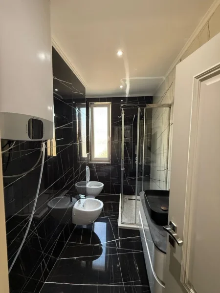 Tirane, jepet me qera apartament 2+1+Aneks+Ballkon Kati 7, 117 m² 1.000 € (Rruga Xhanfize Keko)
