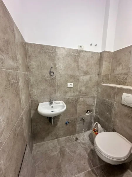 Tirane, jepet me qera ambjent biznesi Kati 0, 31 m² 300 € (Yzberisht)