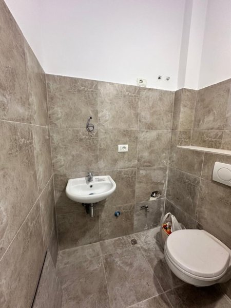 Tirane, jepet me qera ambjent biznesi Kati 0, 31 m² 300 € (Yzberisht)