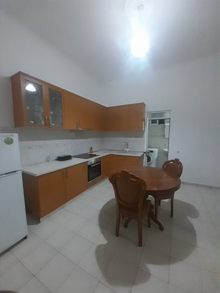Tirane, jepet me qera Vile 1+1 Kati 2, 65 m² 400 € (Pranë Gjimnazit Partizani, Tiranë)