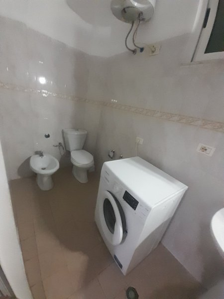 Tirane, jepet me qera Vile 1+1 Kati 2, 65 m² 400 € (Pranë Gjimnazit Partizani, Tiranë)