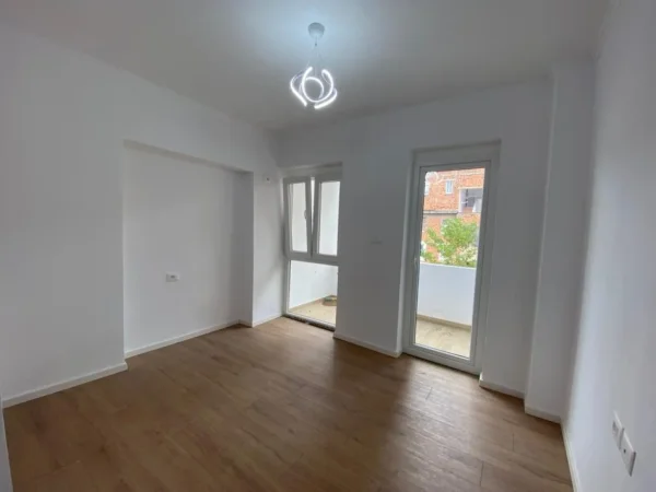 Tirane, shitet apartament 2+1+Ballkon Kati 4, 63 m² 169.000 € 