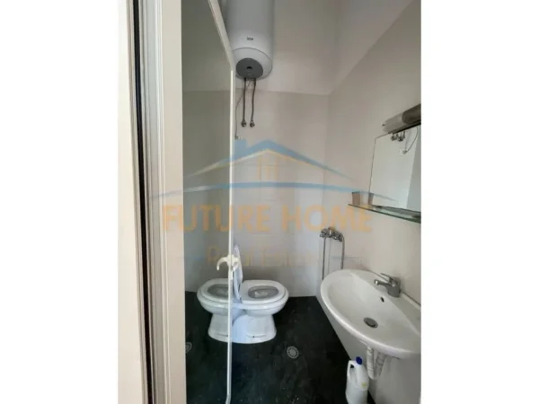 Tirane, jepet me qera ambjent biznesi Kati 0, 32 m² 650 € 