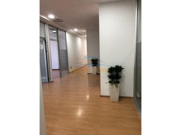 Tirane, jepet me qera ambjent biznesi Kati 1, 760 m² 24.000 € (Piramida)