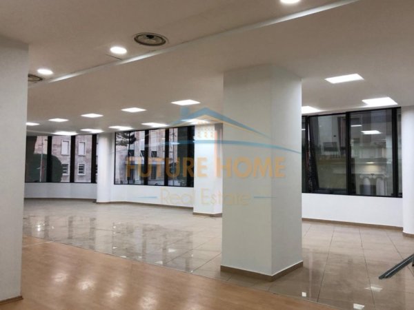 Tirane, jepet me qera ambjent biznesi Kati 1, 760 m² 24.000 € (Piramida)
