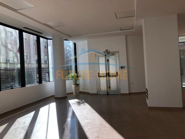 Tirane, jepet me qera ambjent biznesi Kati 1, 760 m² 24.000 € (Piramida)