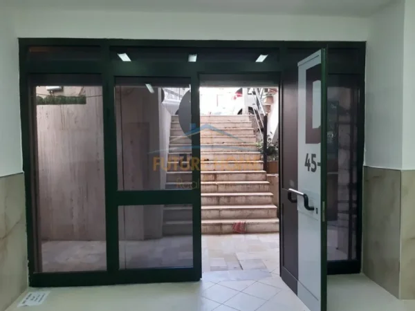 Tirane, jepet me qera ambjent biznesi Kati -1, 35 m² 400 € (Rruga e Bogdaneve)