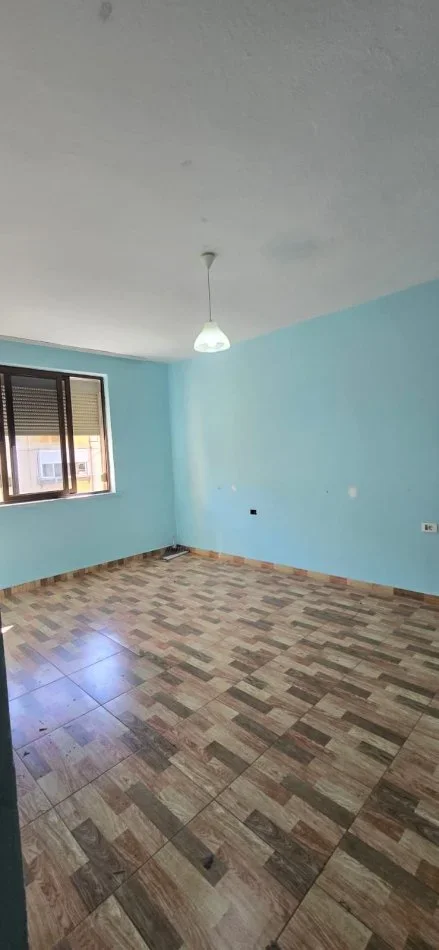 Tirane, shitet apartament 1+1+Ballkon Kati 4, 59 m² 125.000 € (21 Dhjetori, Prane Hotel Mondial)