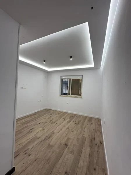 Tirane, shitet apartament 1+1+Ballkon Kati 1, 62 m² 158.000 € (Rruga Sami Frasheri, Prane Gjimnazit Petro Nini)