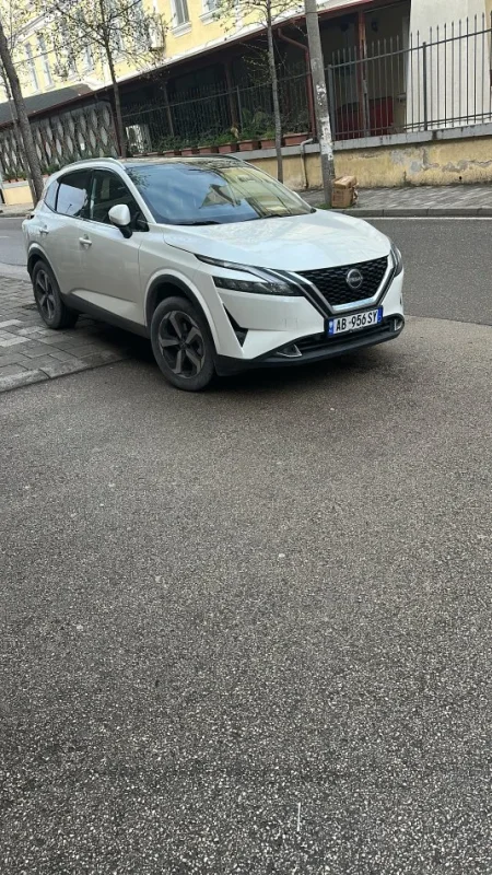 Tirane, shes SUV Nissan Qashqai Benzin, e bardhë automatik Klima 3.600 km 28.500 €