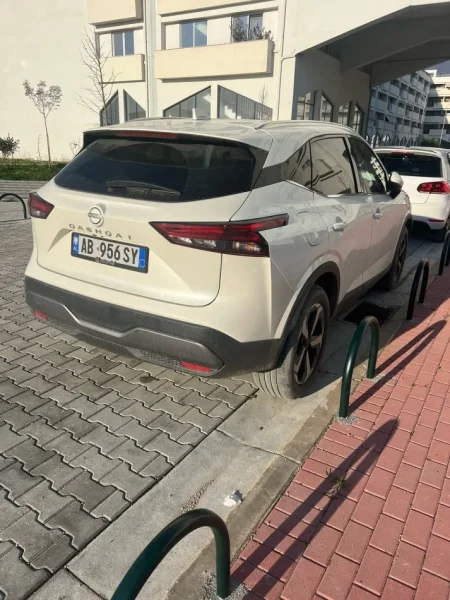Tirane, shes SUV Nissan Qashqai Benzin, e bardhë automatik Klima 3.600 km 28.500 €