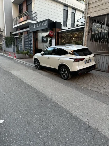 Tirane, shes SUV Nissan Qashqai Benzin, e bardhë automatik Klima 3.600 km 28.500 €