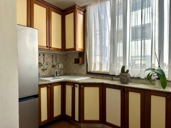 Tirane, jepet me qera apartament 1+1 Kati 3, 65 m² 550 € (Myslym Shyri, Tirane.)