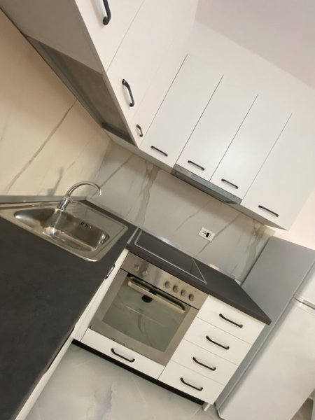 Tirane, jepet me qera apartament 1+1 Kati 5, 50 m² 420 € (Perball Bar Artistit, Rruga e Dibres, Tirane.)