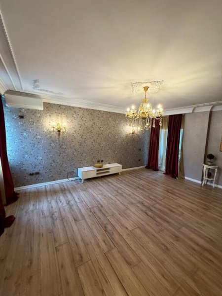 Shitet apartament 2+1+2 365.000 € (Blloku)