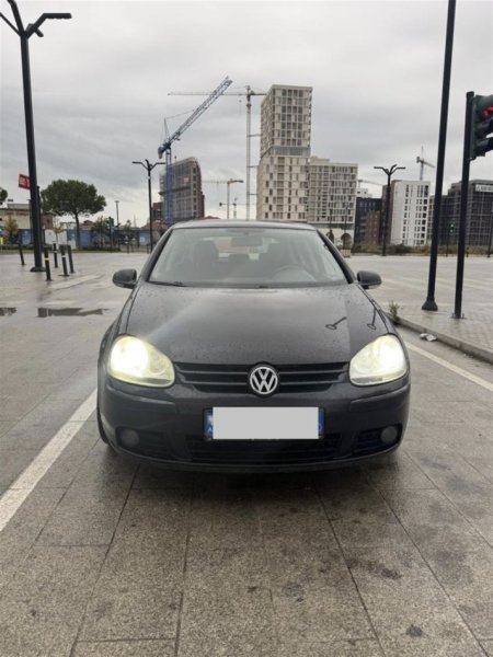 Tirane, shes makine Golf5 Nafte, e zeze manuale Klima 300.000 km 3.500 €