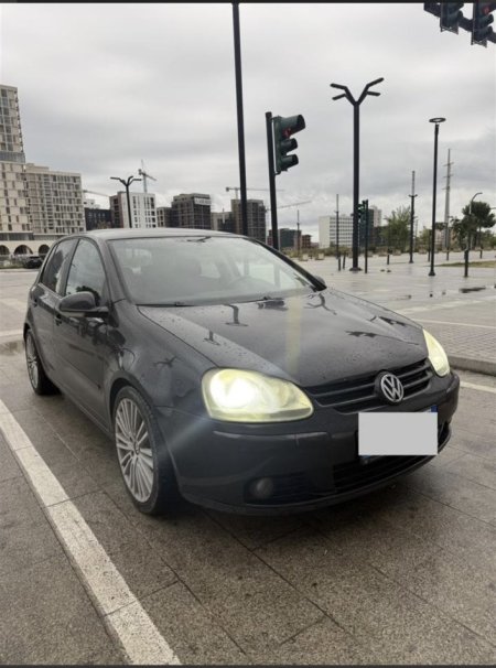 Tirane, shes makine Golf5 Nafte, e zeze manuale Klima 300.000 km 3.500 €