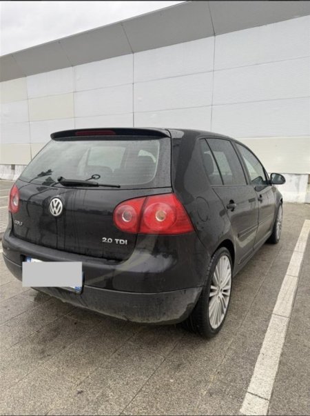 Tirane, shes makine Golf5 Nafte, e zeze manuale Klima 300.000 km 3.500 €