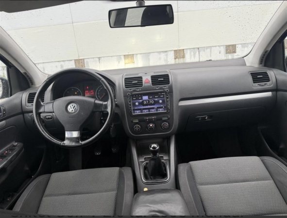 Tirane, shes makine Golf5 Nafte, e zeze manuale Klima 300.000 km 3.500 €