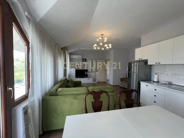Tirane, jepet me qera apartament 2+1+Ballkon Kati 2, 120 m² 800 € (Liqeni Tiranes)