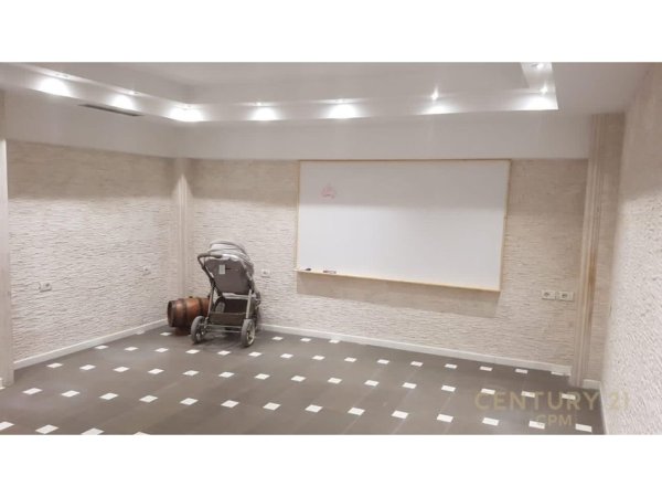 Tirane, shes ambjent biznesi Kati 0, 82 m² 150.000 € (Komuna e Parisit)