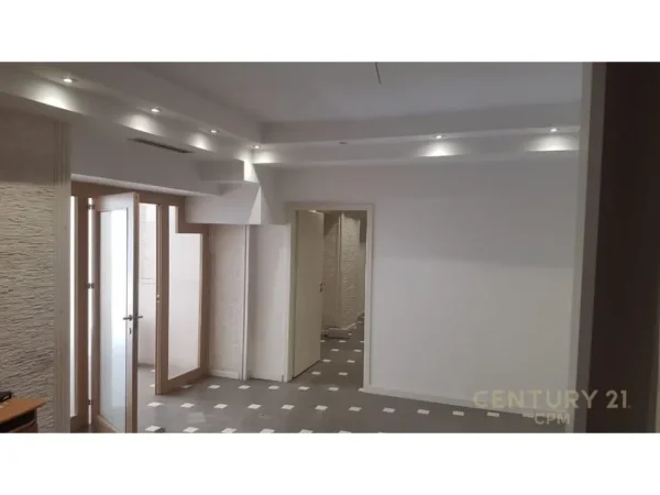 Tirane, shes ambjent biznesi Kati 0, 82 m² 150.000 € (Komuna e Parisit)