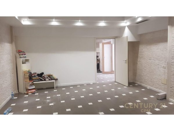 Tirane, shes ambjent biznesi Kati 0, 82 m² 150.000 € (Komuna e Parisit)