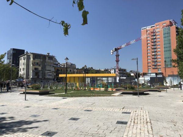 Tirane, jepet me qera bar-kafe Kati 0, 65 m² 630 € (7 Xhuxhat)