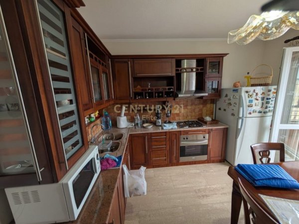 Tirane, shes apartament 2+1 Kati 9, 110 m² 270.000 € (Rruga e Barrikadave)