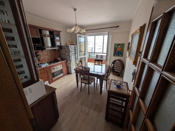 Tirane, shes apartament 2+1 Kati 9, 110 m² 270.000 € (Rruga e Barrikadave)