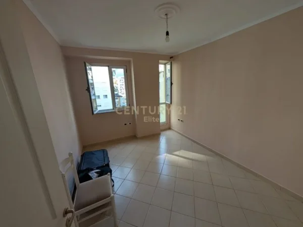 Tirane, shes apartament 2+1 Kati 4, 91 m² 128.000 € (Pallatet Cabej)