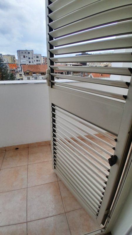 Tirane, jap me qera apartament 2+1+Aneks+Ballkon Kati 4, 121 m² 750 € (Sheshi willson prane shkolles Deshmoret e Lirise)