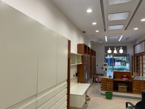 Tirane, jepet me qera dyqan Kati 0, 65 m² 1.200 € (ne Zonen e Brrylit Tirane)