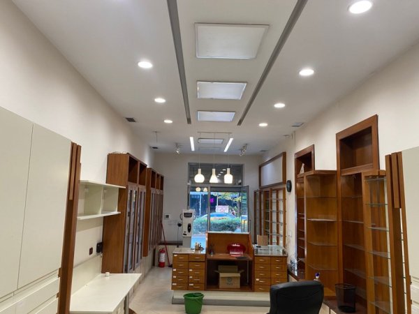 Tirane, jepet me qera dyqan Kati 0, 65 m² 1.200 € (ne Zonen e Brrylit Tirane)