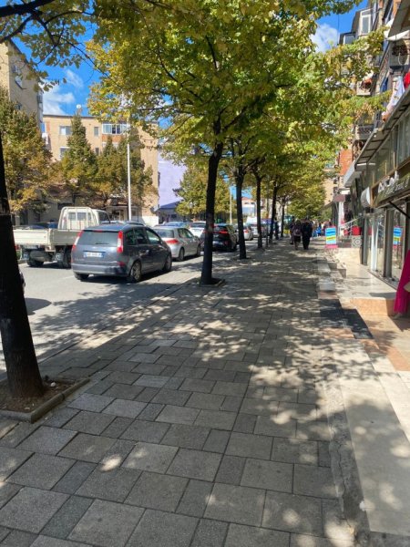 Tirane, jepet me qera dyqan Kati 0, 65 m² 1.200 € (ne Zonen e Brrylit Tirane)