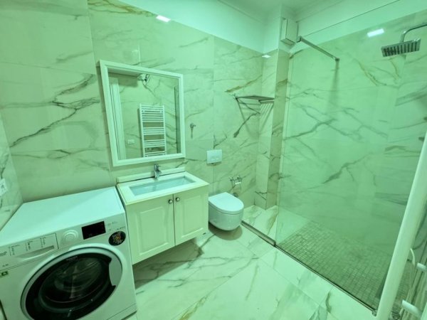 Tirane, jepet me qera apartament 2+1+2+Parkim+Ballkon Kati 3, 102 m² 950 € (Liqeni i Thate)