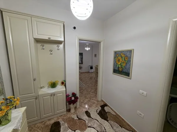 Tirane, shitet apartament 2+1+Ballkon Kati 2, 115 m² (Stacioni i Trenit)