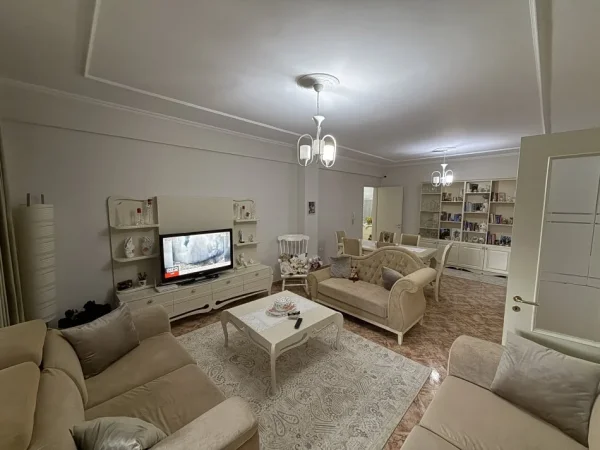 Tirane, shitet apartament 2+1+Ballkon Kati 2, 115 m² (Stacioni i Trenit)